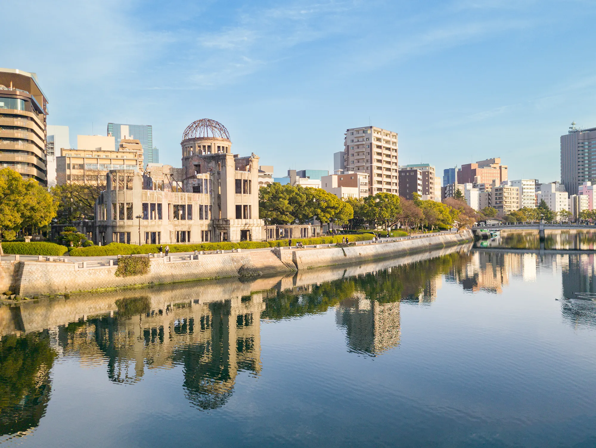 原爆ドームと広島の川辺の風景