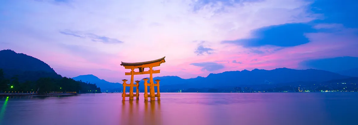 宮島・厳島神社の大鳥居と夕景