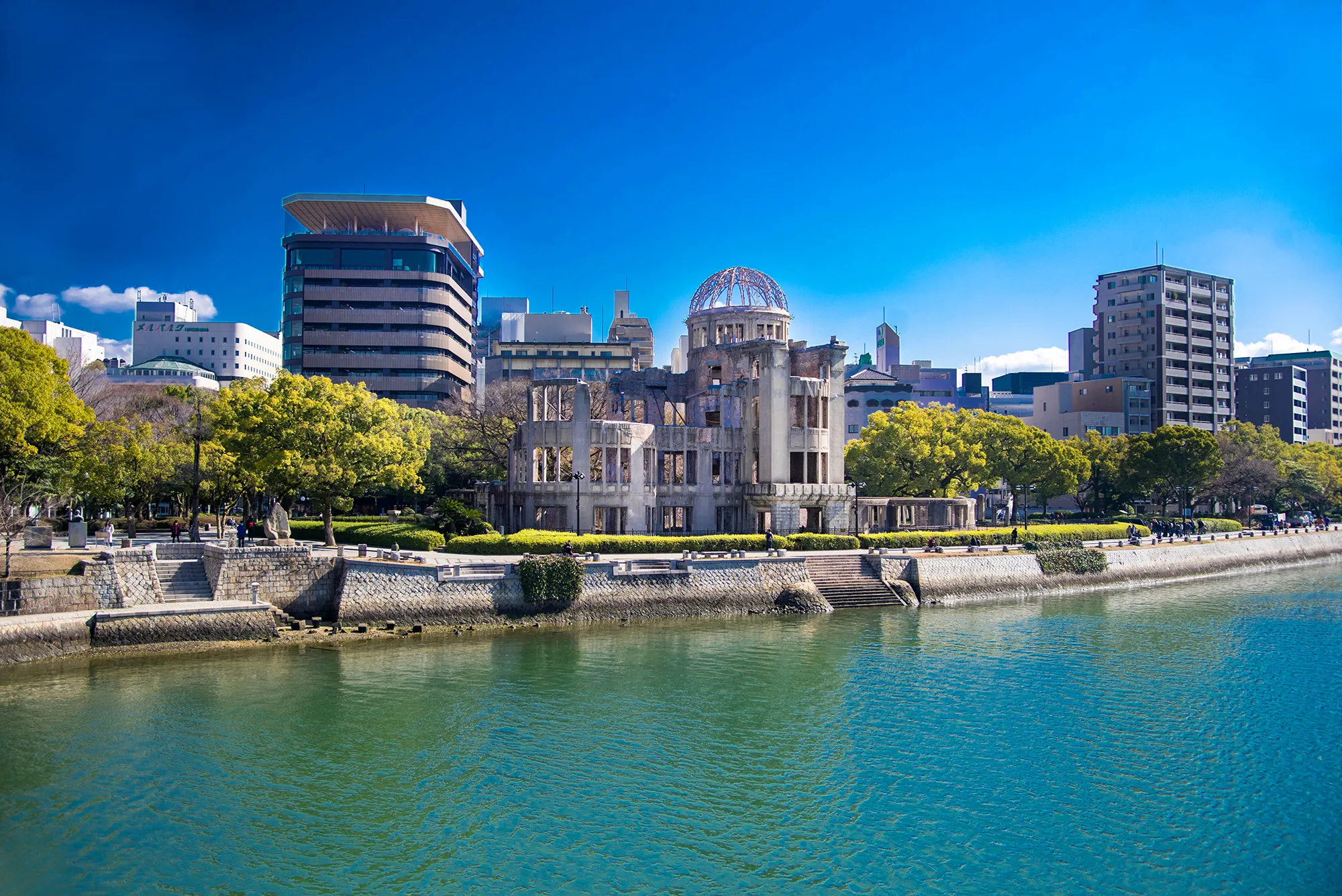 平和記念公園と原爆ドーム、川辺の風景